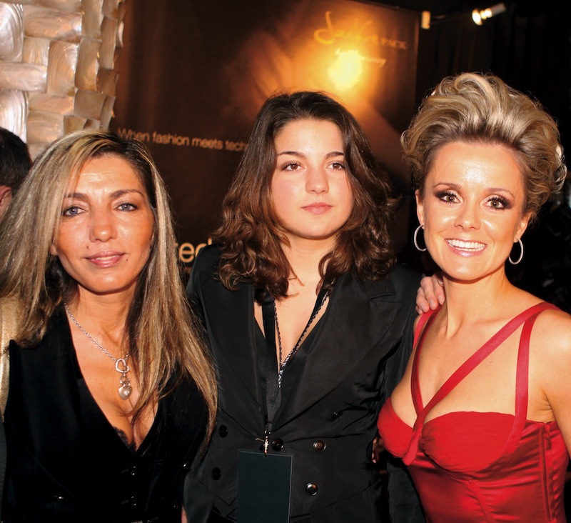 Glamourdirectrice Op de Miljonair Fair in 2008, met haar dochter Rowena en Suze Mens (de dochter van Harry Mens).