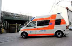 De ambulance met John Demjanjuk komt maandagochtend aan bij de rechtszaal in München