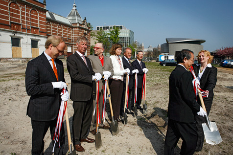 Endra's huisaannemer Joop Leliveld (2e van links) bij de 'Groundbreaking Ceremony' van het nieuwe Stedelijk Museum