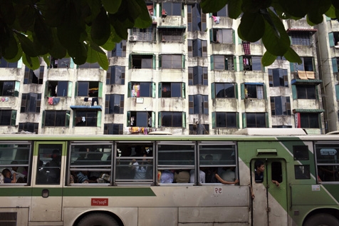 Rangoon: vanuit de straten van gehavend plaveisel, aangvreten gevels en krakkemikkige taxi's kun je belanden in een meer ontwikkelde virtuele wereld Foto: Redux/HH