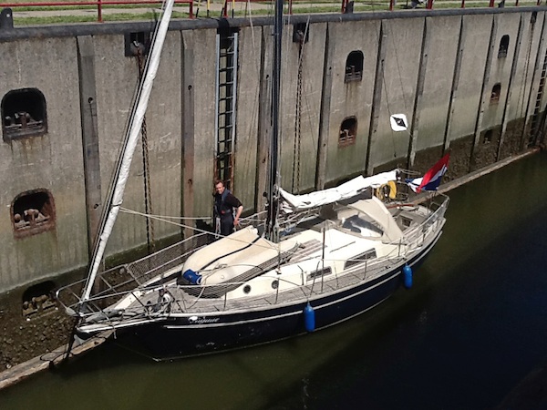 Thijs Broer op zijn boot in de sluizen van Vlissingen.