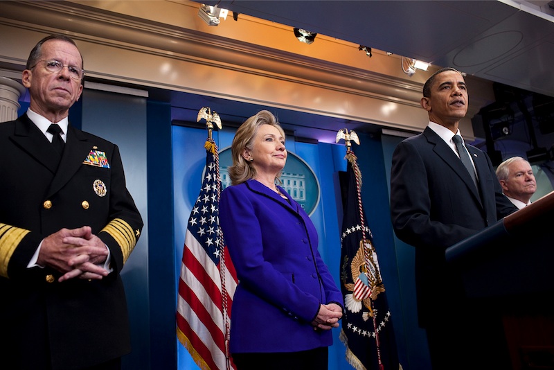 Kijk, zo'n Hillary... daar druipt het leiderschap vanaf. Foto: Pete Souza