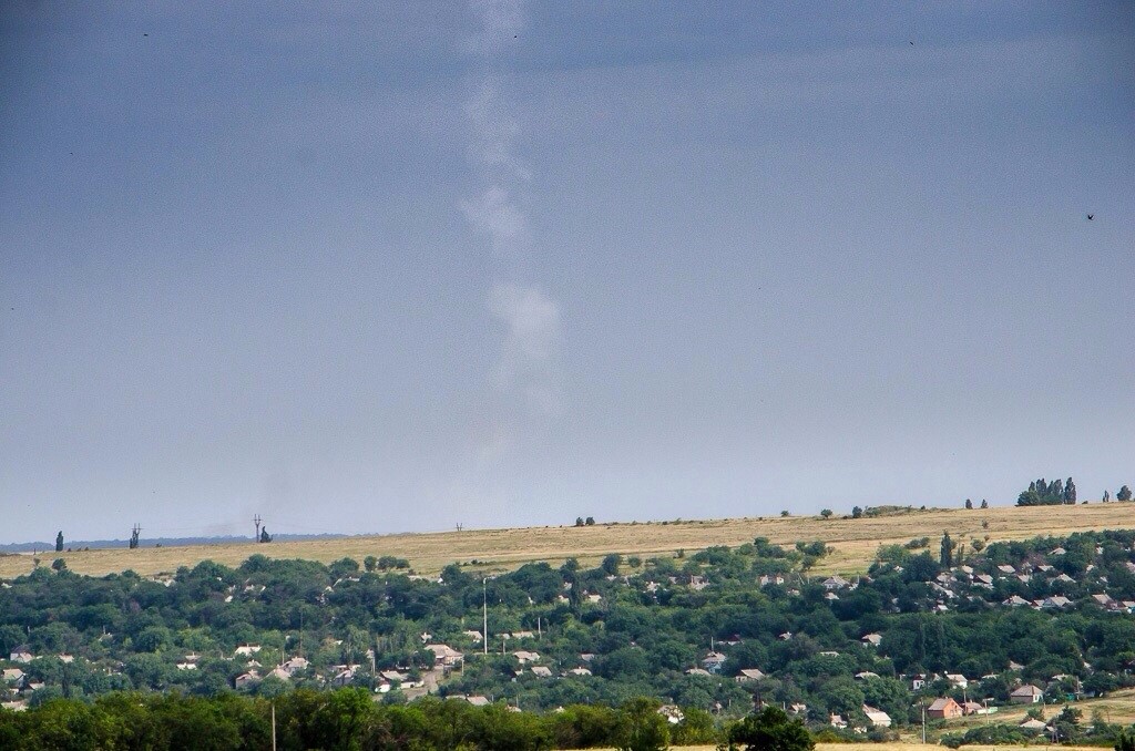 Op Ukraine@war verscheen een foto van het vermeende rookspoor van de raket.