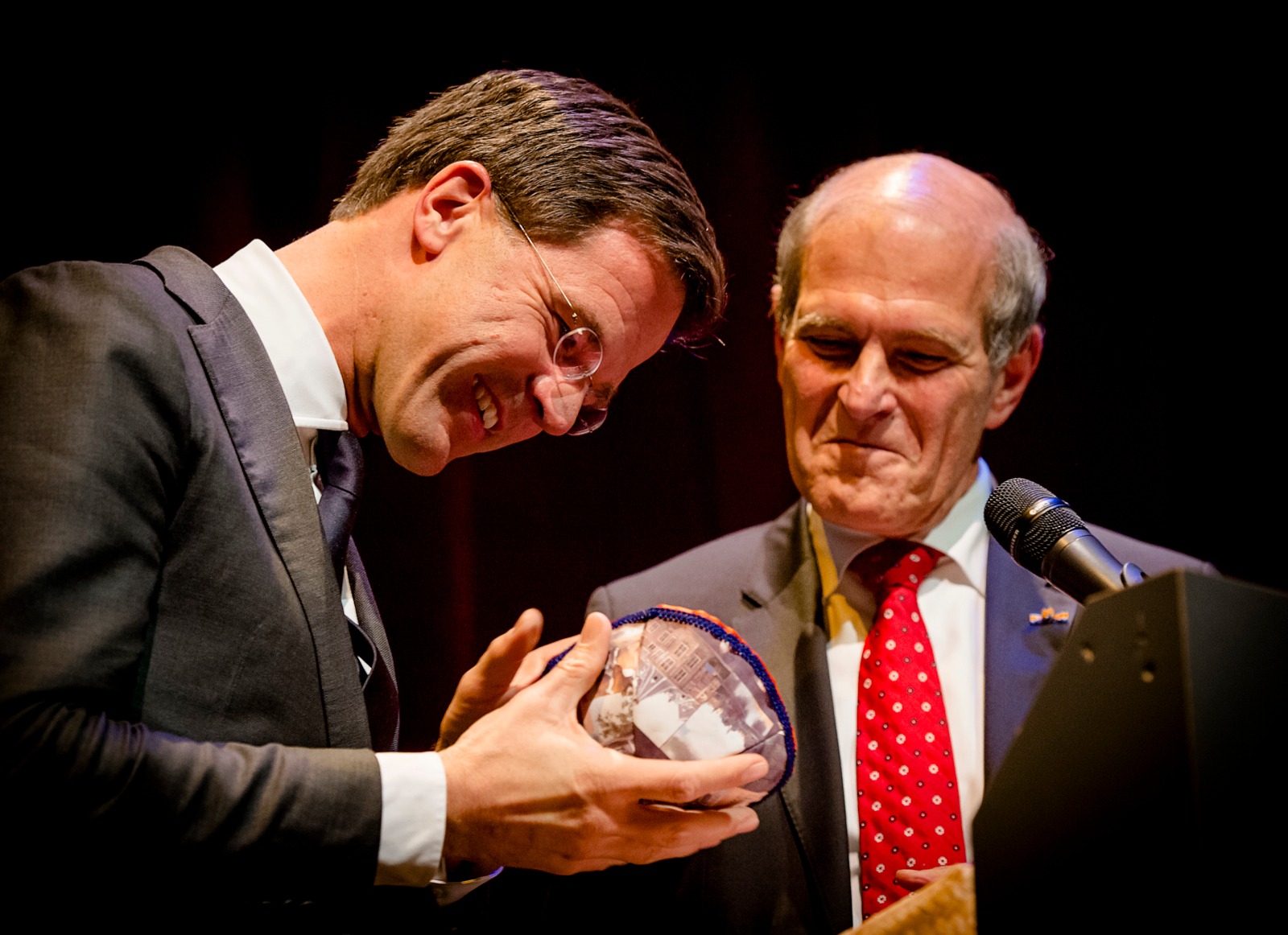 40 jaar CIDI: Premier Mark Rutte krijgt een keppeltje. Foto Robin van Lonkhuijsen/ANP