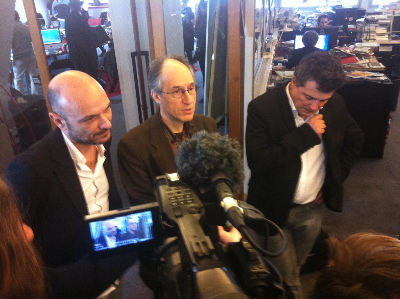 Gérard Biard staat de pers te woord. Foto: Mischa Cohen