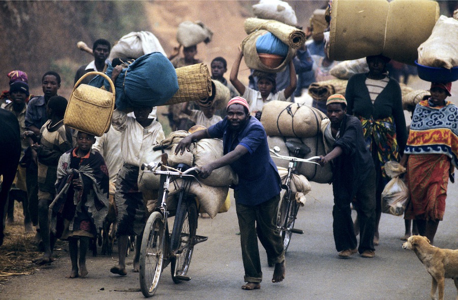 Tutsi's op de vlucht. Angst voor de genocide in Rwanda, 1994. Foto: Jose Nicolas/Corbis/HH