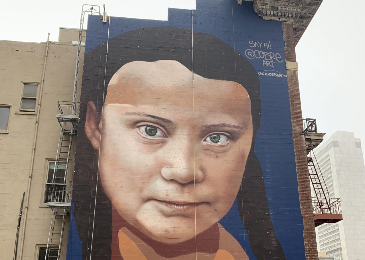 Foto van muurschildering van Greta Thunberg, de jonge Zweedse activiste en symbool van klimaatzorgen